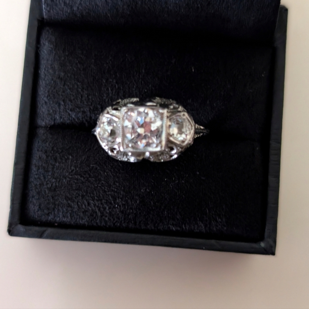 Antique   18k White Gold Diamond Ring
